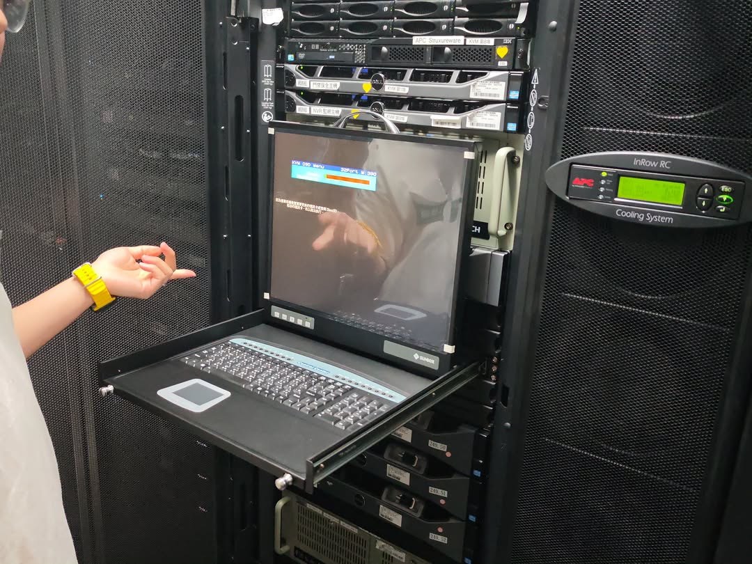 KVM console and monitoring equipment