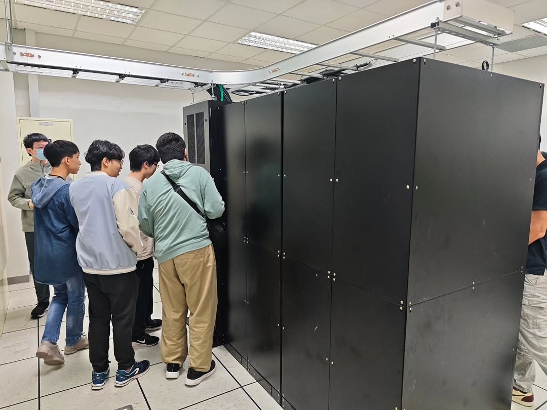 Power distribution unit in server rack
